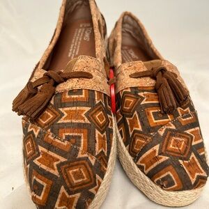 Tom’s tropical/tribal print with straw details slip on canvas flats, size 7 1/2